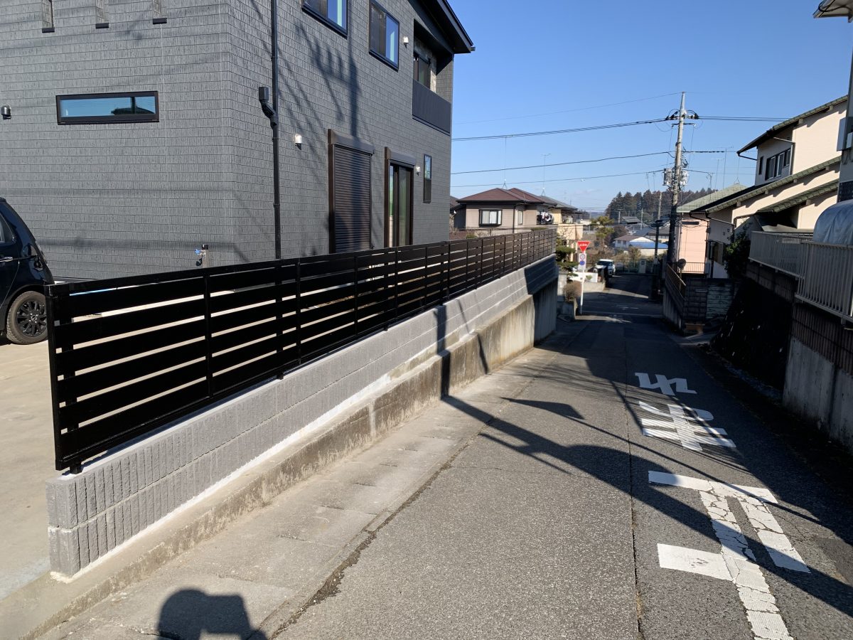 建物にマッチした色味の化粧ブロックと目隠しフェンス